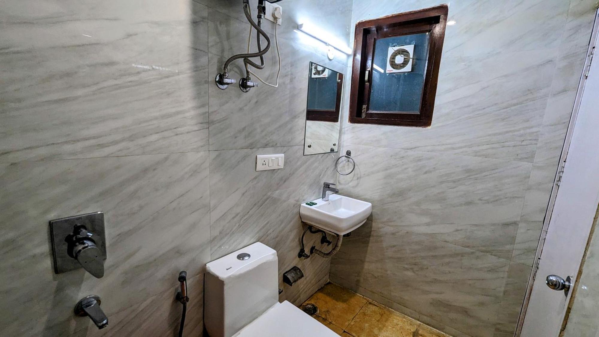 Hotel Moon Taj Near Yashobhoomi Convention Centre Delhi  Exterior photo