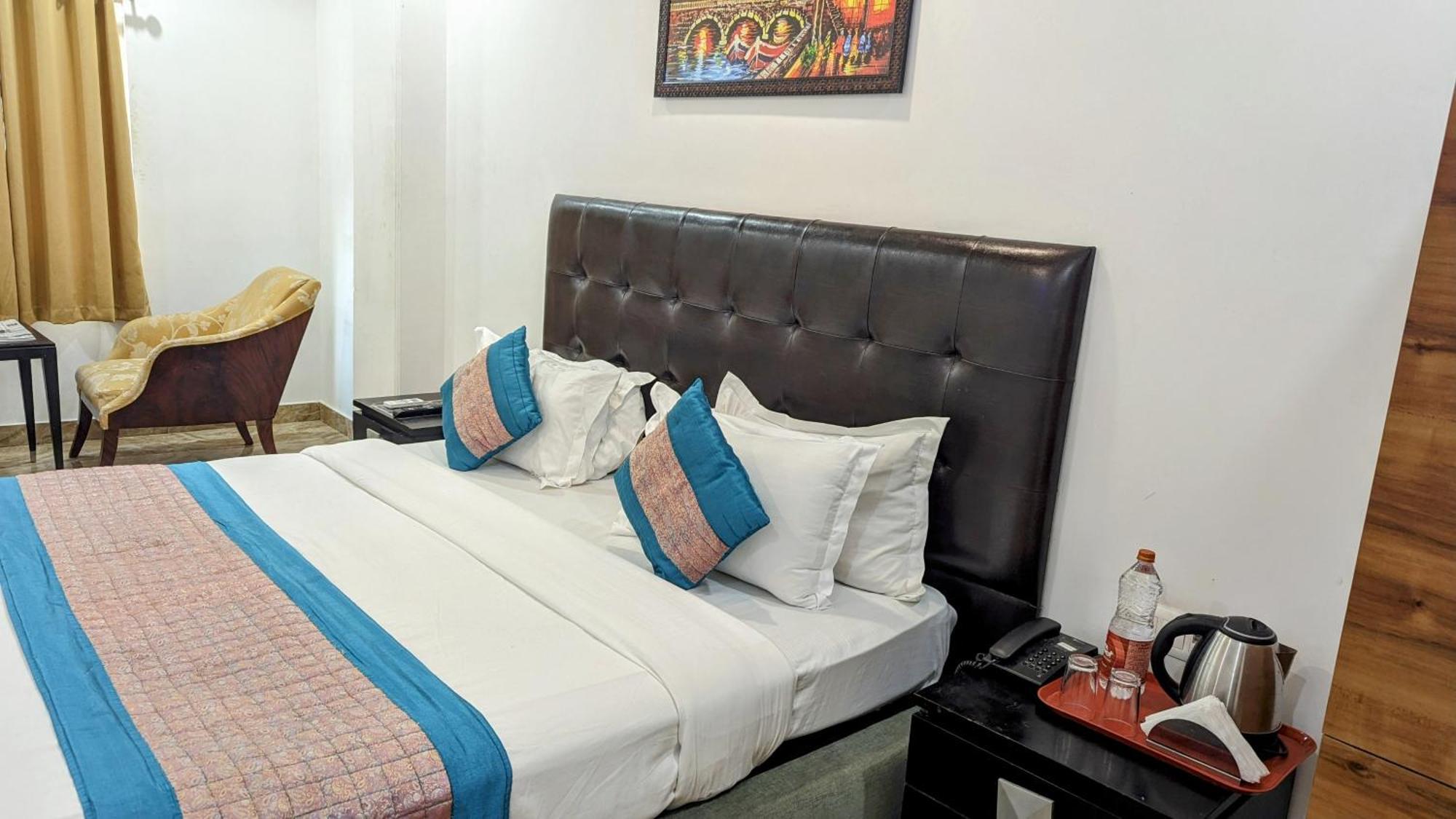 Hotel Moon Taj Near Yashobhoomi Convention Centre Delhi  Exterior photo