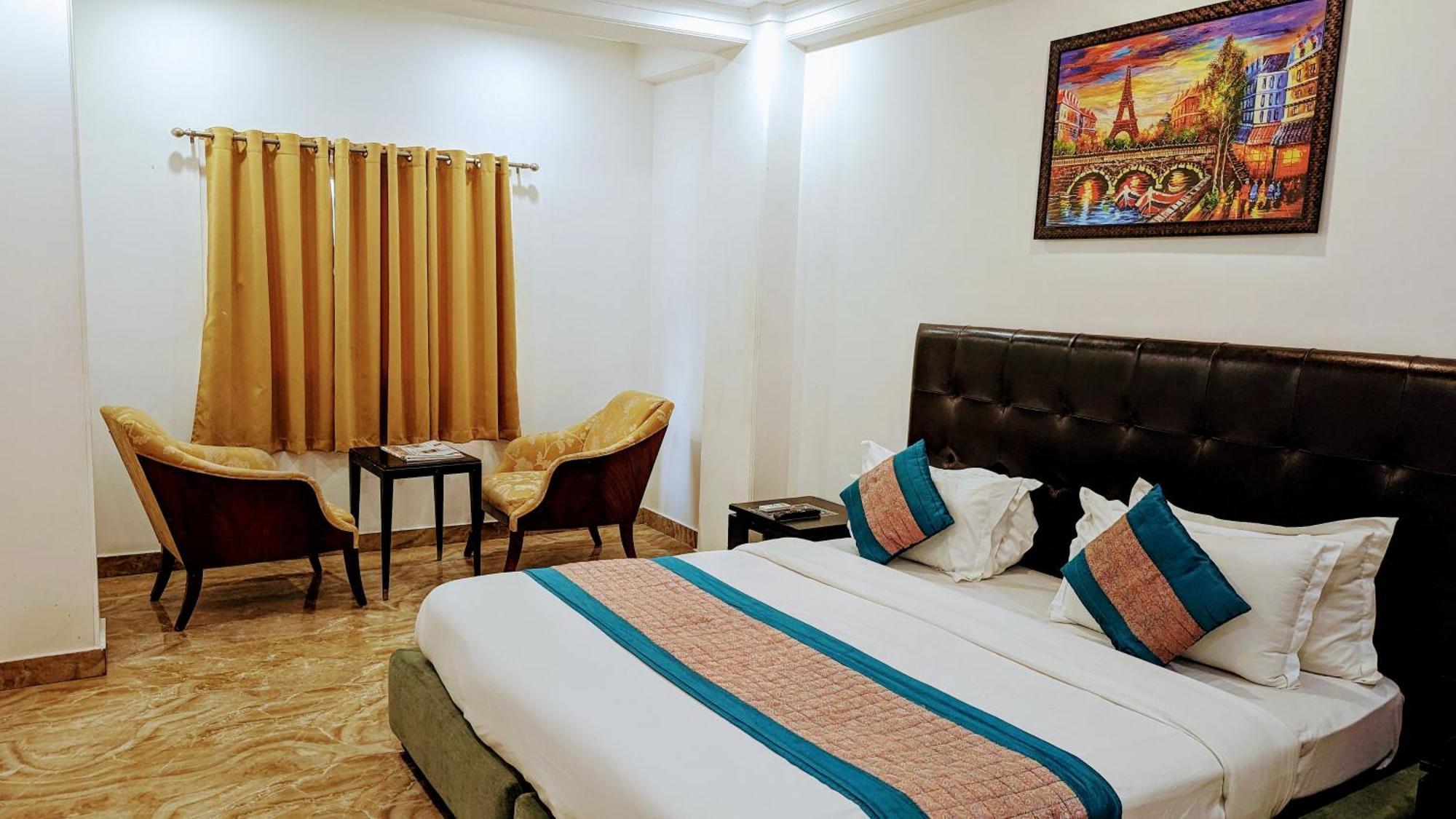 Hotel Moon Taj Near Yashobhoomi Convention Centre Delhi  Exterior photo